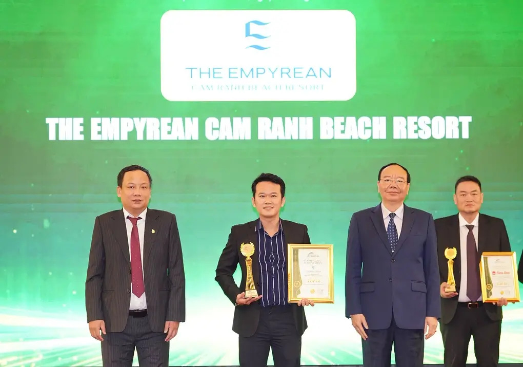 Đại diện The Empyrean Cam Ranh Beach Resort nhận danh hiệu tại Vietnam Excellence Brand 2026. Ảnh: The Empyrean Cam Ranh Beach Resort