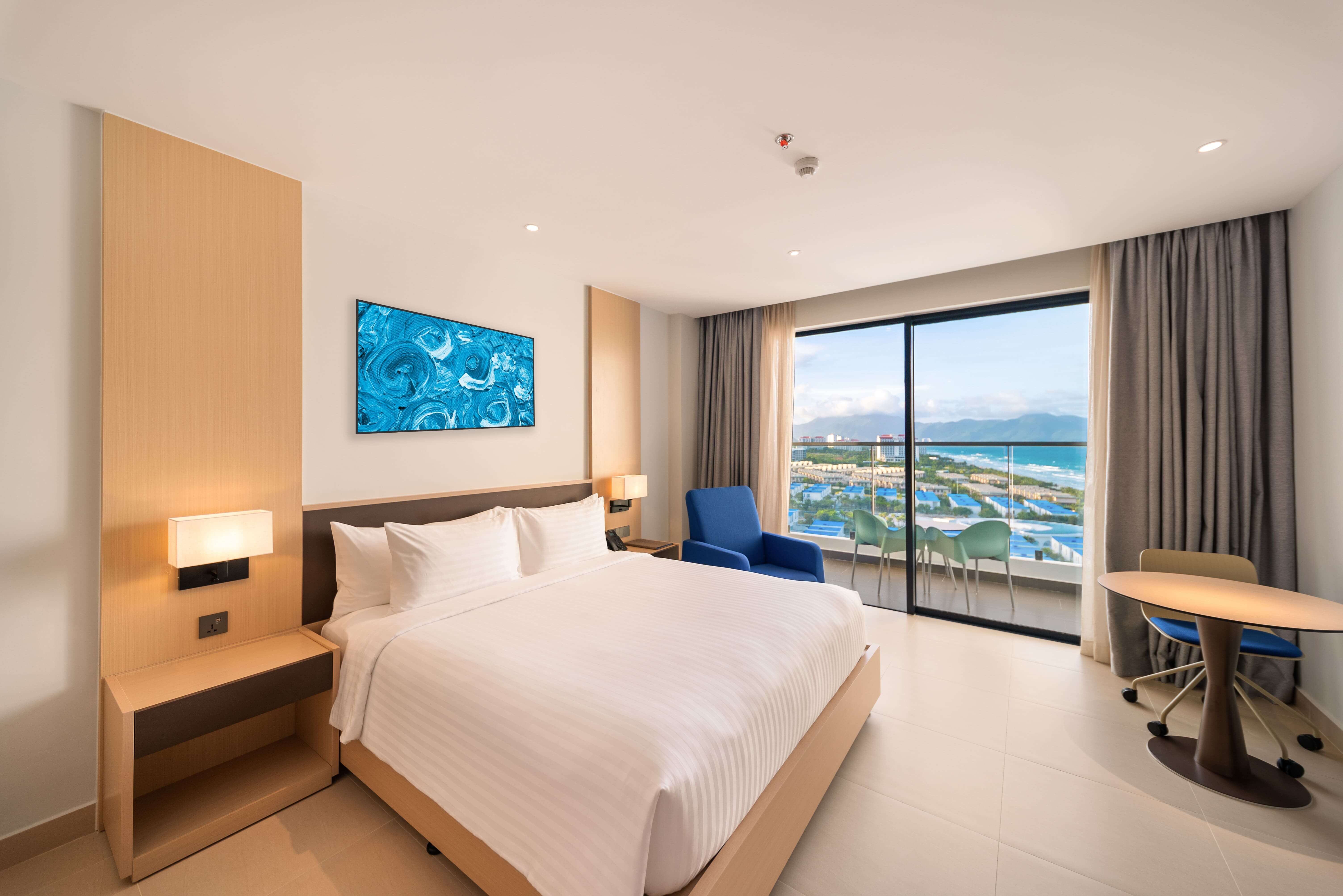 ECR-Deluxe-Sea-View-King (1)